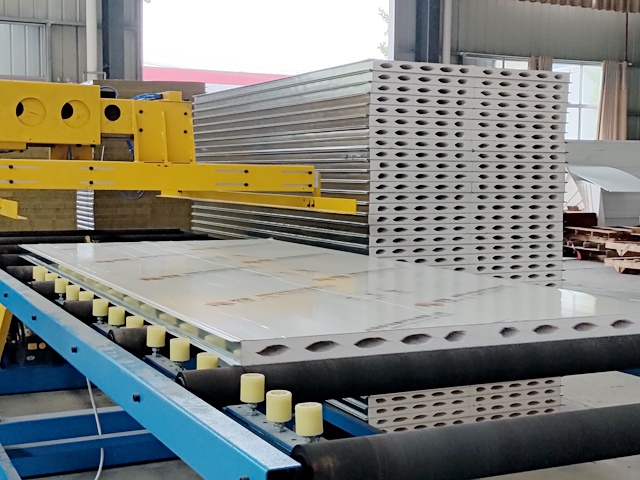 硫氧鎂板機(jī)制板倉(cāng)庫(kù)實(shí)景